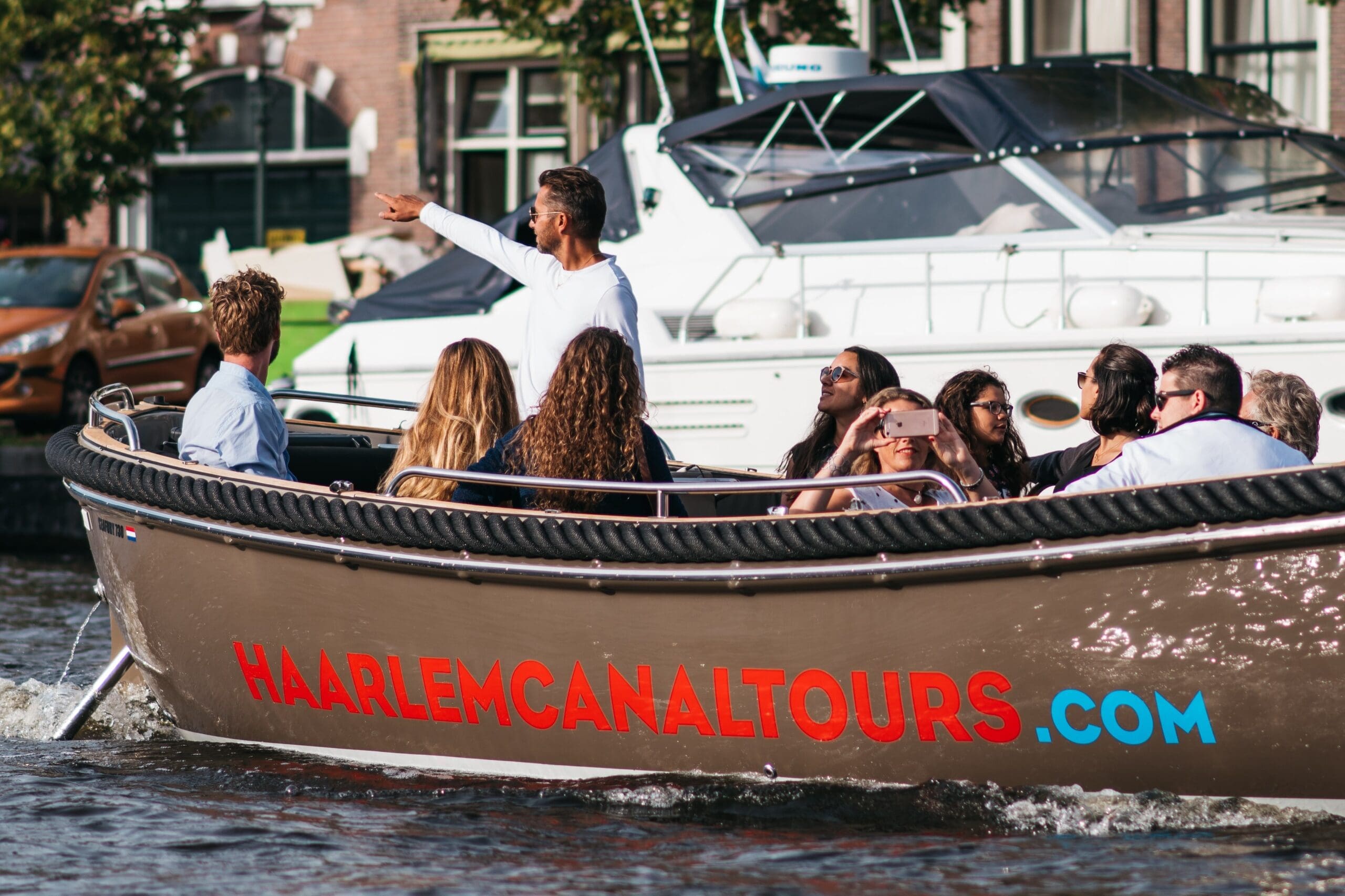 Haarlem Canal Tours open sloep met gasten